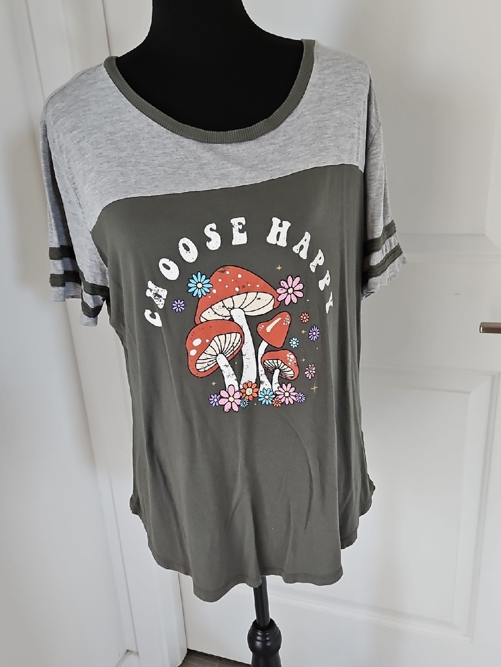 No Boundaries Olive Green and Heather Gray 'Choose Happy' Mushroom Graphic Tee